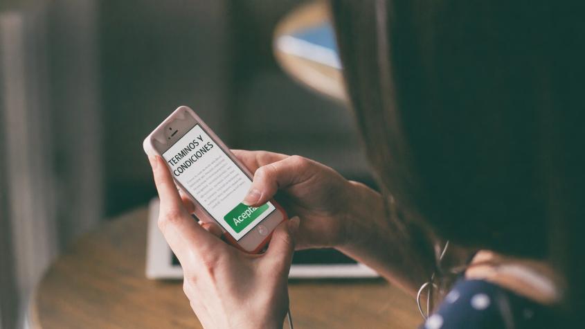 “Si el servicio es gratis, el producto eres tú”: Advierten sobre riesgosas apps de streaming fuera de plataformas oficiales