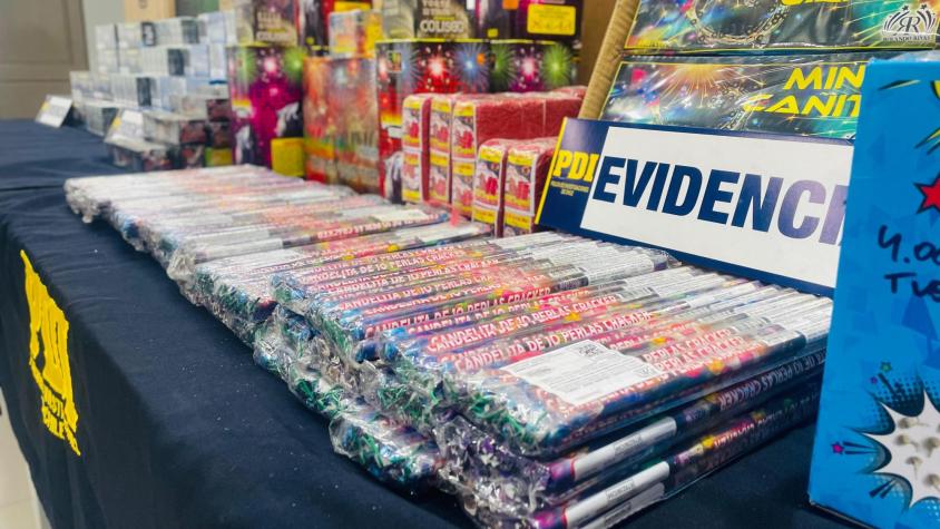 Incautan miles de fuegos artificiales y cajas de cigarrillos de contrabando en La Pintana: iban a ser vendidos en ferias del sector 
