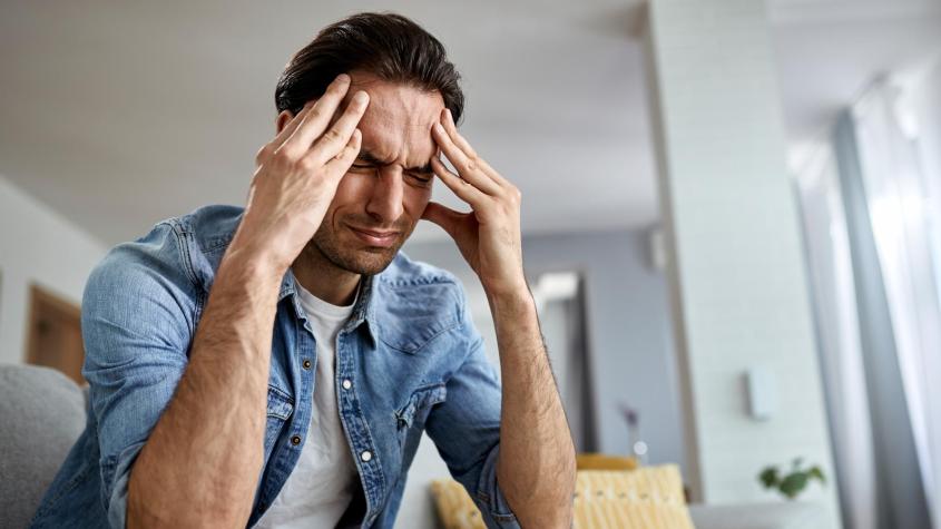 Esto ocurre en el cerebro ante una crisis de migraña: El novedoso tratamiento que te puede ayudar a ponerle fin y su valor