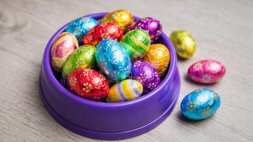 Huevitos de Pascua y mascotas: el dulce peligro que puede terminar en urgencia veterinaria