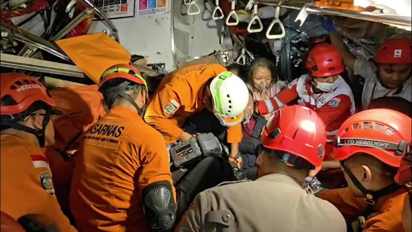 Choque de dos trenes en Indonesia deja 15 muertos y decenas de heridos