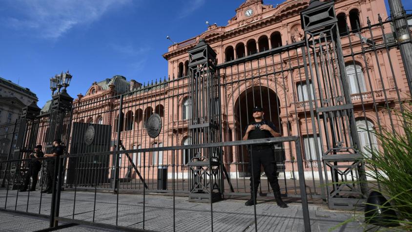 Gobierno argentino impide ingreso de periodistas a Casa Rosada por supuesto 