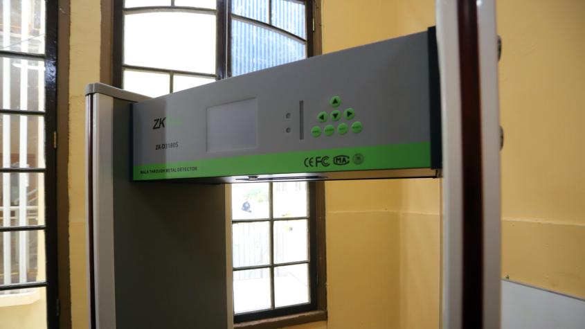 Permitirá detectores de metales en colegios: los cambios que traerá la Ley de Convivencia Escolar