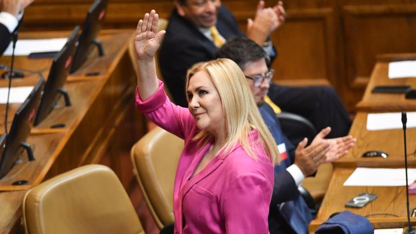 Pamela Jiles rechaza definirse como diputada de oposición: "No existe oposición, así que estaría muy sola" 
