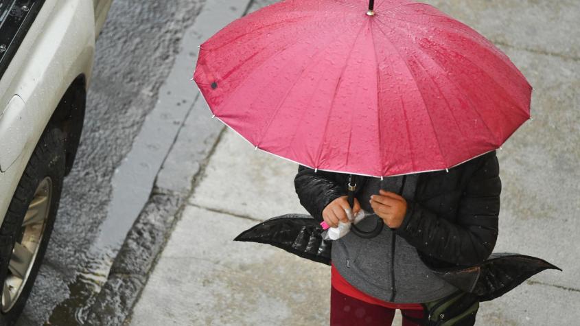 ¿Vuelve la lluvia a Santiago?: Sistema frontal avanza hacia zonas sur y centro-sur del país