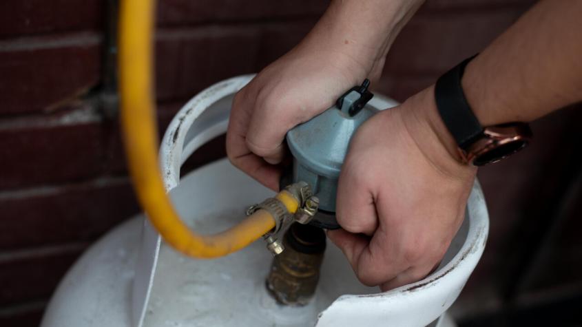 No será un balón de gas directo: ¿Cómo se recibirá y a quiénes les corresponde el beneficio por alza en combustibles?