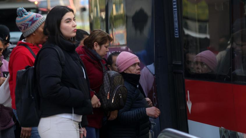 Filas en paraderos: ¿Hay menos micros en Santiago?