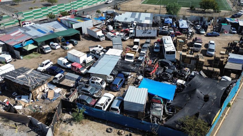 Intenso operativo en terreno del Serviu tomado de Cerrillos: encuentran más de 100 autos, varios robados y 10 detenidos