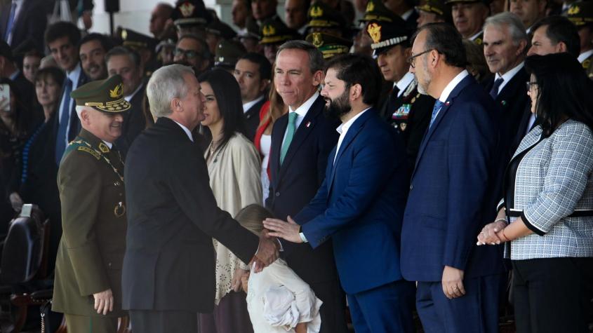 Así fue el saludo entre el Presidente Kast y el expresidente Boric en el aniversario de Carabineros