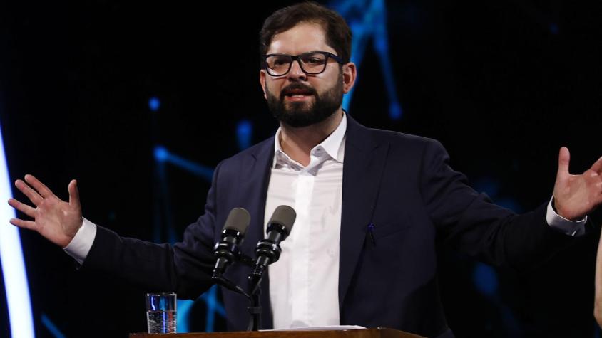 Boric dice que “no nos gustan los emperadores” y pide impulsar candidatura de “primera mujer” a cargo de ONU en su primer discurso como expresidente