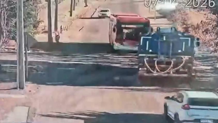 Registro muestra el impactante choque entre bus y camión en Pudahuel: joven de 21 años murió