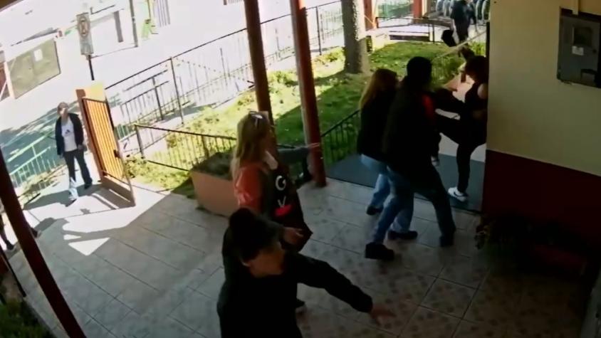 VIDEO | Apoderado golpea a mujer con arma en colegio de Hualpén: ataque ocurrió frente a estudiantes