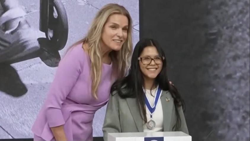 Chilena y exembajadora de la Teletón gana premio internacional junto a Zelensky y Pelicot