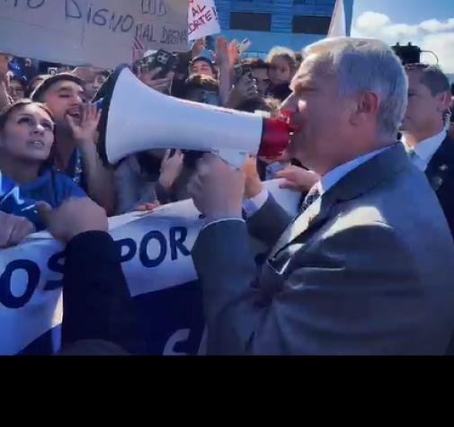"No va a haber ningún recorte...": Kast usa megáfono para dialogar con funcionarios que se manifestaban en hospital de Temuco