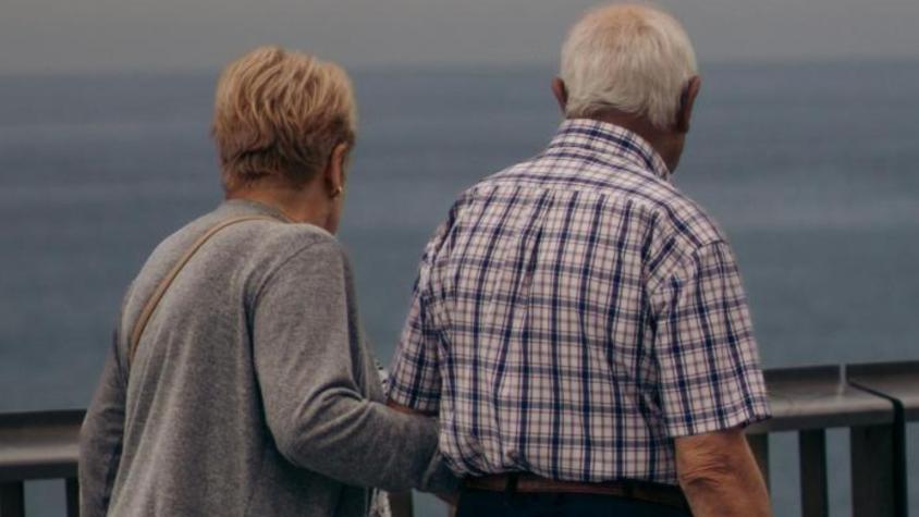 De historia de amor a pesadilla: francesa de 96 años viajó a EE.UU. para reunirse con antiguo novio y fue detenida por el ICE