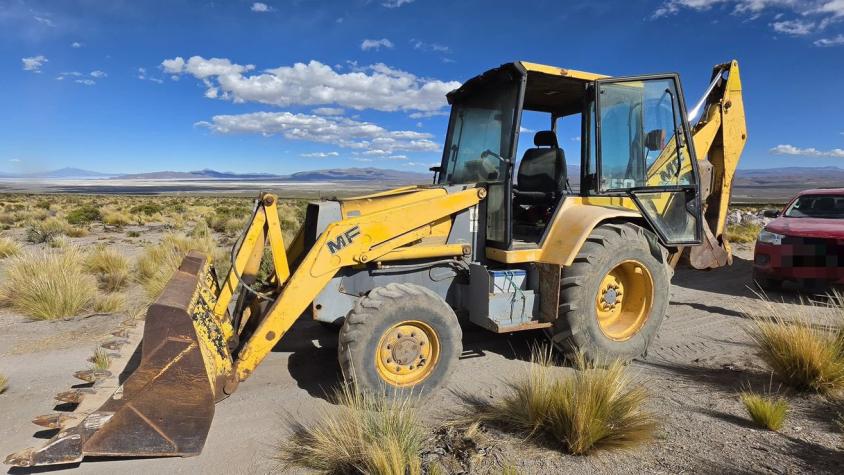 Dos bolivianos detenidos tras intentar tapar zanjas con retroexcavadora en Colchane