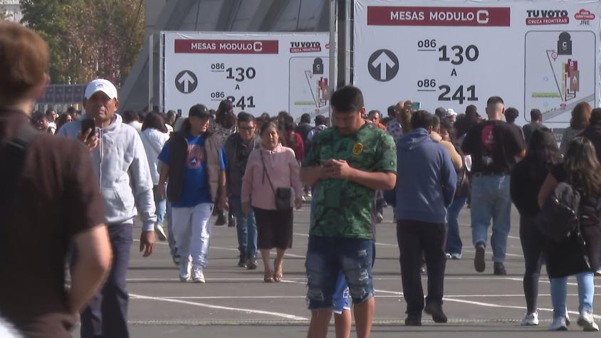 Aglomeraciones para votar en las presidenciales peruanas en Chile: “muy pésima la organización”