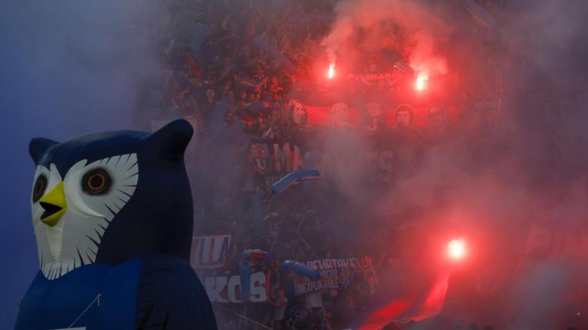 "Bengalas voladoras": El duro informe arbitral del Clásico Universitario que puede traer sanciones a la U