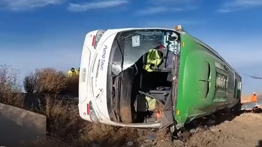 #AlertaT13 | Bus de empresa chilena sufrió accidente en Bolivia y dejó nueve personas muertas