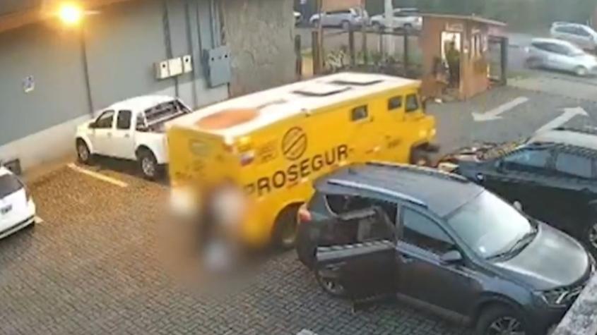 Camión de valores atropelló a dos adultas mayores: cámara captó el momento