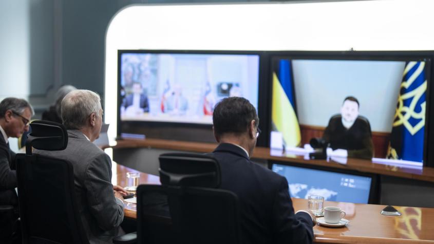 Presidente Kast sostiene videollamada con Zelensky y recibe invitación a Ucrania