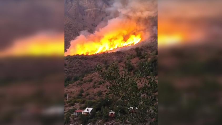 Decretan ALERTA ROJA para comuna de San José de Maipo: Voraz incendio forestal amenaza zonas pobladas