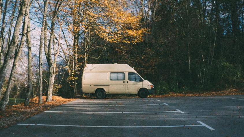 Detienen a hombre francés que tuvo a su hijo de 9 años encerrado en una van desde 2024