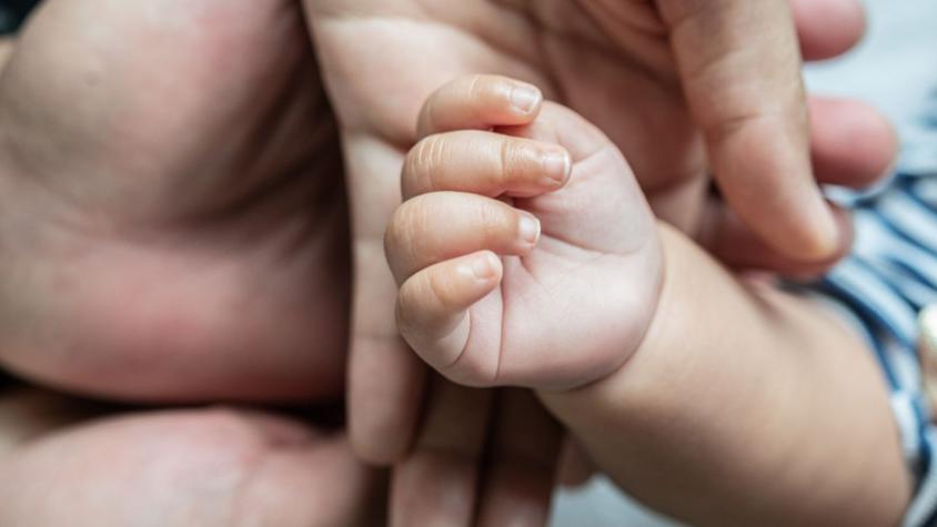 Fundación busca voluntarios para abrazar bebés en situación de abandono: requisitos y cómo postular
