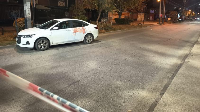 Conductor fue asesinado en su automóvil en Puente Alto: alcanzó a bajar del auto antes de desplomarse en la calle