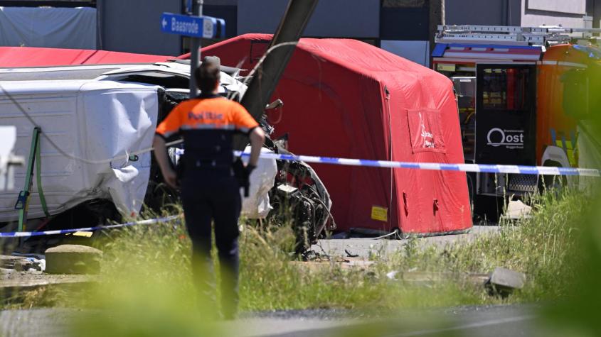 Tragedia en Bélgica: tren choca con furgón escolar y hay al menos cuatro muertos