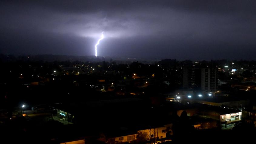 Con probabilidad de granizos y fuertes vientos: Emiten aviso por tormentas eléctricas en seis regiones del país