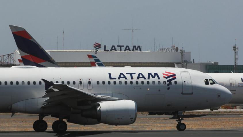Chileno fue detenido en Brasil tras proferir insultos homofóbicos y racistas durante vuelo comercial
