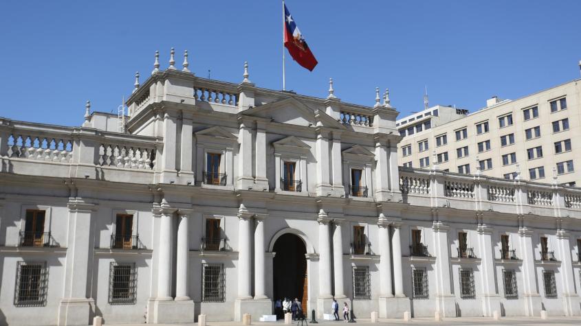 Contraloría respalda uso de La Moneda como residencia y para actividades religiosas, pero pide actualizar normativa interna