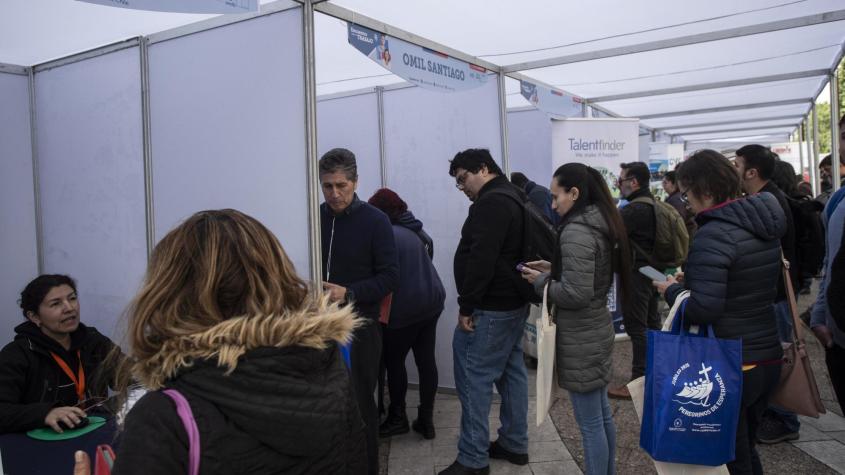 Feria laboral ofrece más de 4 mil vacantes con sueldos de hasta casi $4 millones según el cargo: puedes postular online AQUÍ