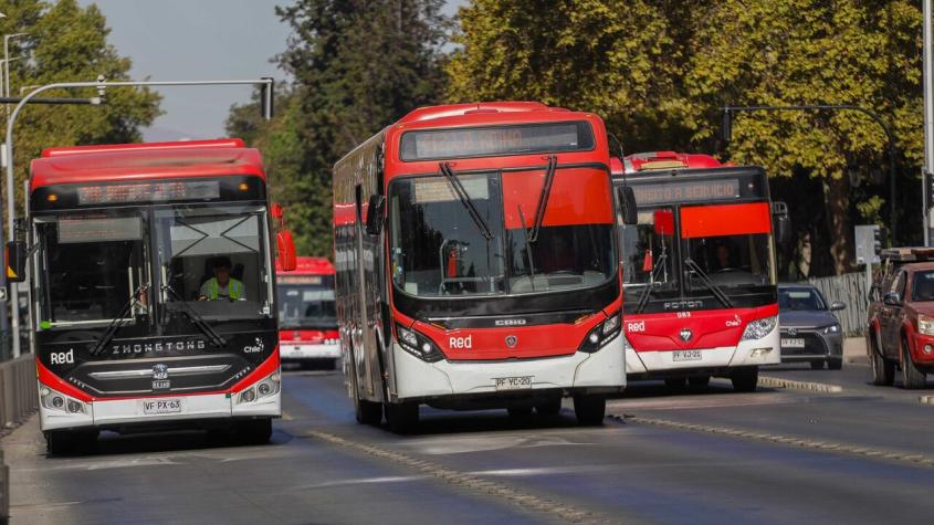 Habría estado en situación de calle: Hombre muere atropellado por bus RED en Estación Central