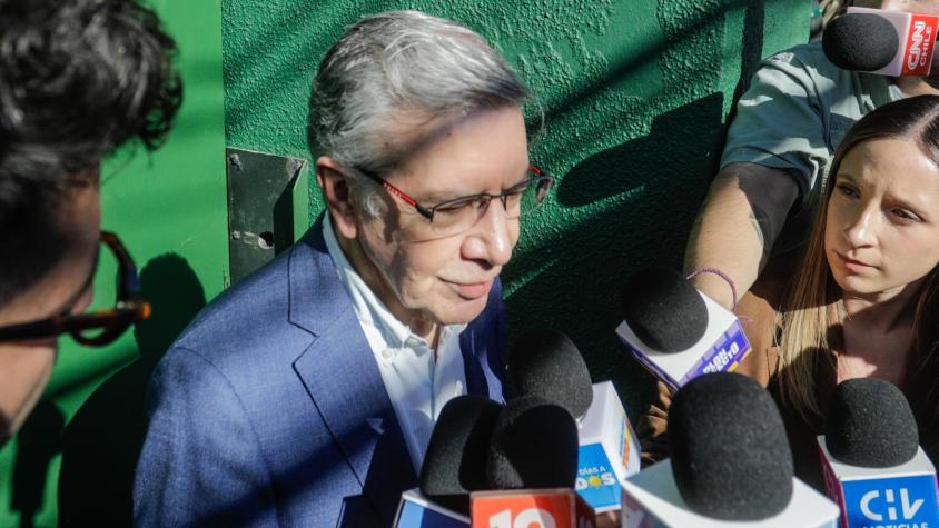 "Vengo como un papá que quiere ver a su hijo": Joaquín Lavín visita a exdiputado en Capitán Yáber