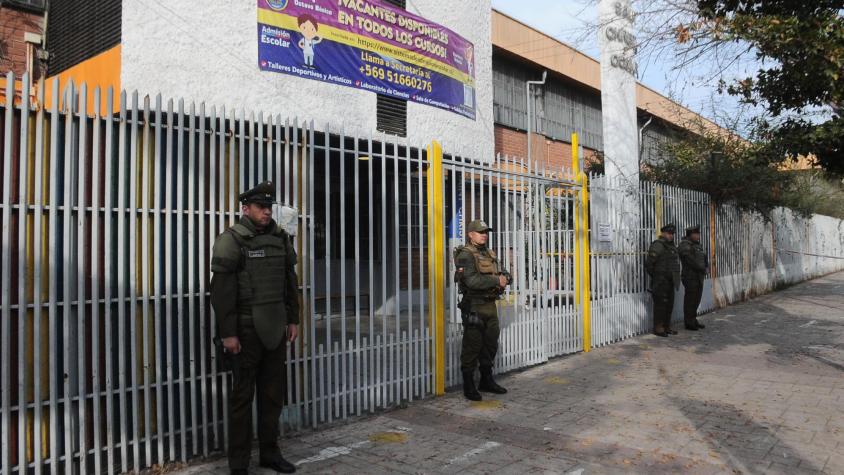 "Vino una familia completa a pegarle a una niñita de 11 años": Habla mamá de alumna a la que iba dirigido disparo en colegio de La Granja "Vino una familia completa a pegarle a una niñita de 11 años": Habla mamá de alumna a la que iba dirigido disparo en colegio de La Granja