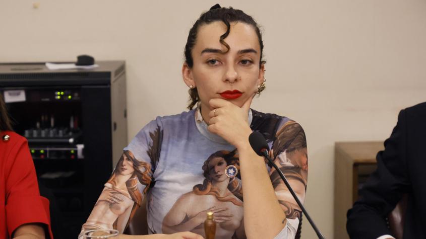 "Dejen de mentir y háganse cargo de buena vez…": Diputada Rodríguez responde a estudiantes tras 'funa' "Dejen de mentir y háganse cargo de buena vez…": Diputada Rodríguez responde a estudiantes tras 'funa'
