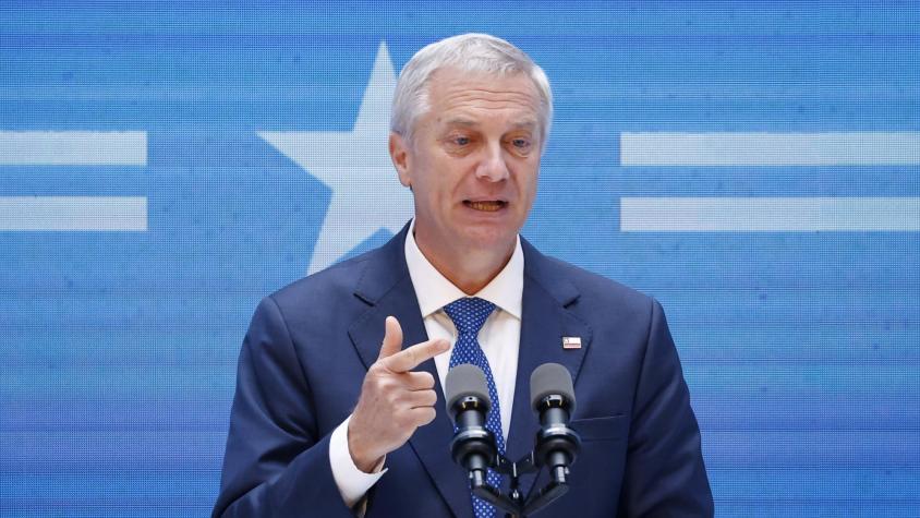 "Es una metáfora": Kast sobre su promesa de expulsar a migrantes irregulares el primer día de mandato
