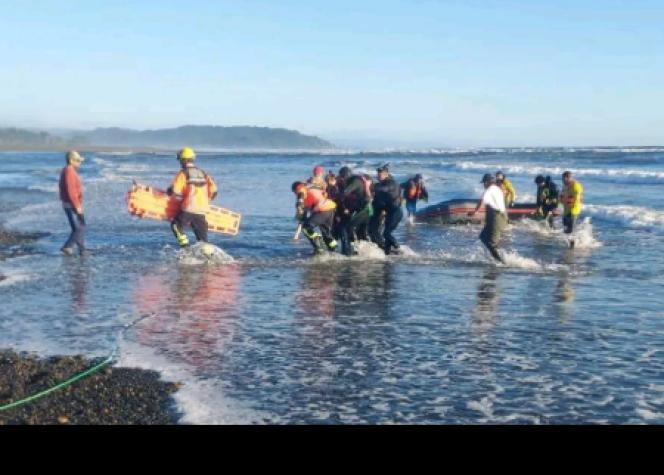 Tragedia en Toltén: Padre e hijo fallecen tras volcamiento de embarcación en la desembocadura del río