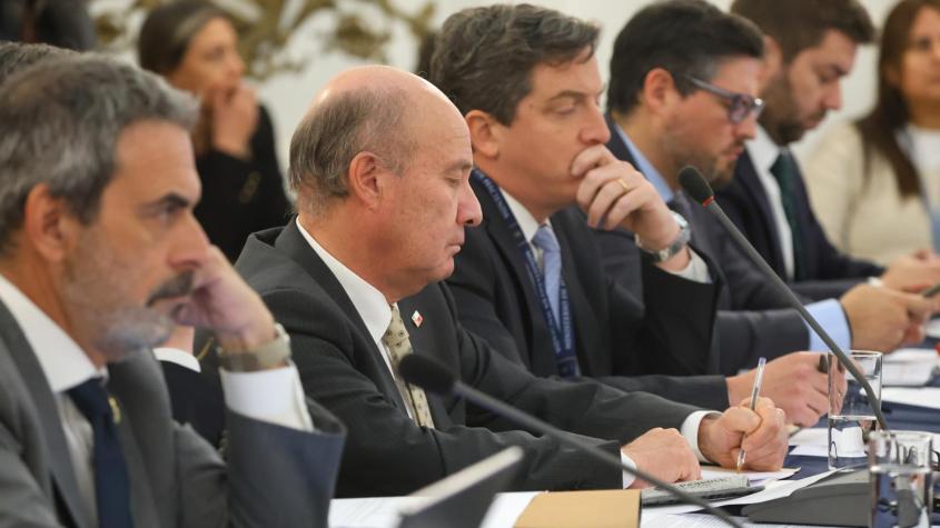 Tensión marca sesión de Comisión de Hacienda con presencia de Quiroz y Manouchehri acusa que no dejan intervenir