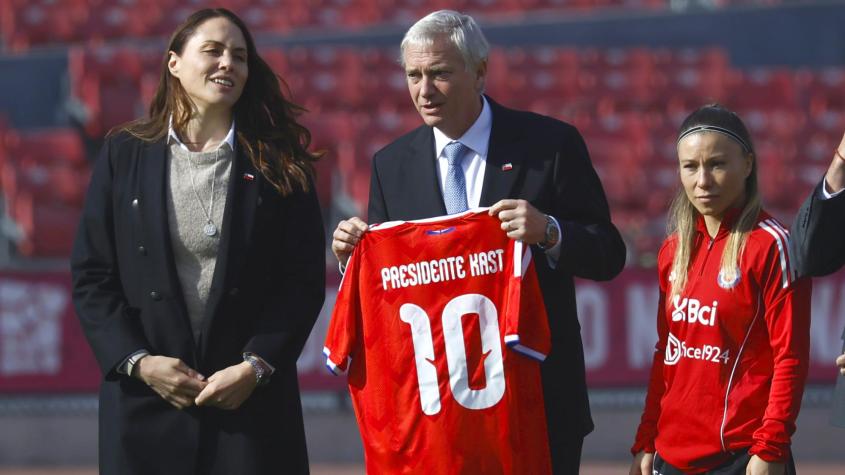 Kast promulga ley de SADP y abre una puerta a la U: “Démosle estadio a los clubes, es una política de Estado”