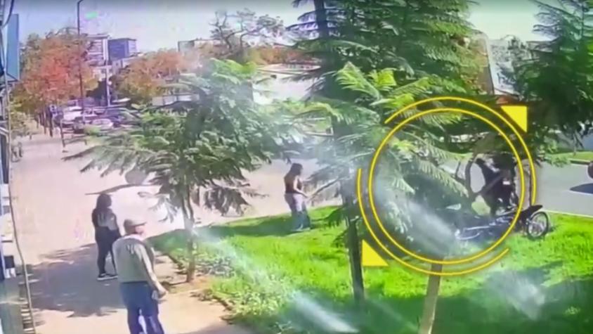 VIDEO | Agarró a motochorro en plena huida, lo hizo caer y frustró el robo de su celular