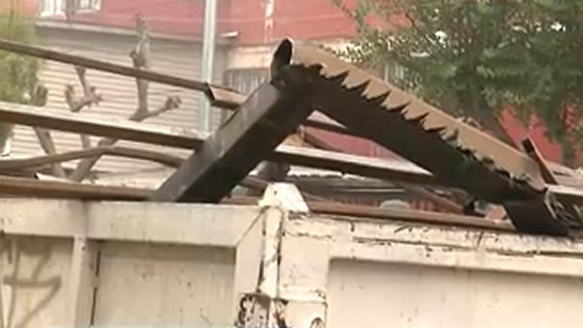 Tras hallazgo de "narco cámaras": Desmantelan "narco portones" en Lo Espejo
