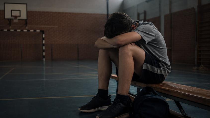 "Con toalla de papel trataban de secarle la sangre": La denuncia de madre de alumno con TEA agredido en colegio de Viña del Mar