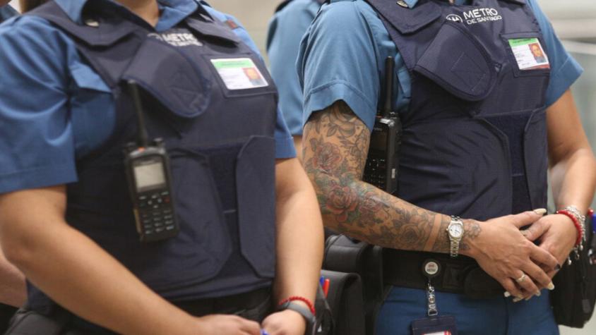 #AlertaT13 | Atacan con armas cortopunzantes a vigilantes al interior de Metro: intervinieron en violenta riña en estación