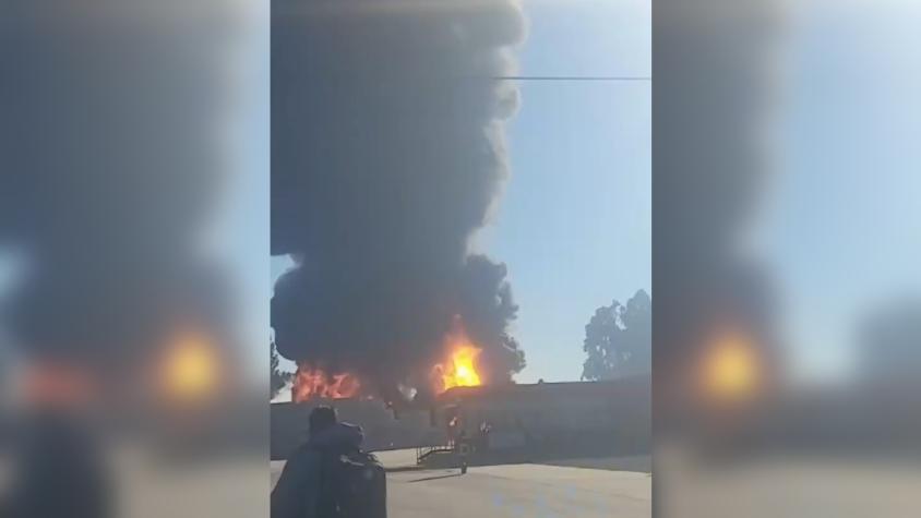 Evacuación en colegio y Cesfam por gigantesco incendio en empresa de Paine Evacuación en colegio y Cesfam por gigantesco incendio en empresa de Paine