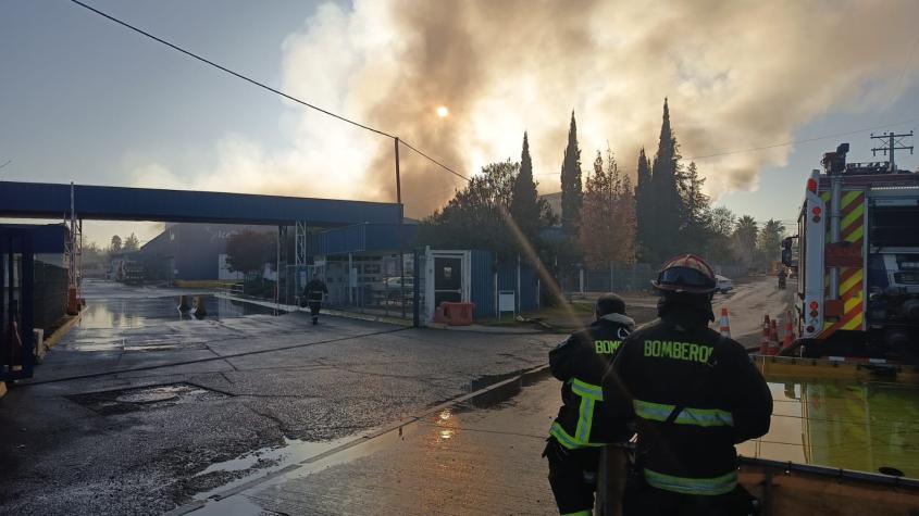 Declaran como controlado el incendio en el frigorífico de Buin y descartan riesgos por amoniaco