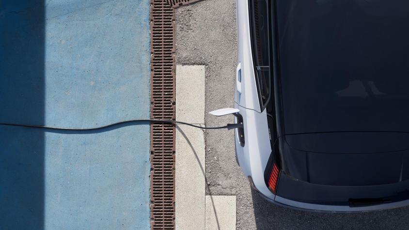 Alza de bencinas: cuánto cuesta hoy recorrer 100 km en un auto eléctrico vs un auto a combustión