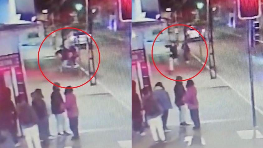 Video muestra momento exacto cuando chofer de micro ataca a estudiante en Concepción: lo habría apuñalado en la espalda